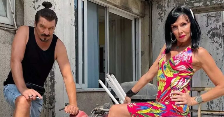 Αγαπημένοι διάσημοι Έλληνες ηθοποιοί ποζάρουν αγνώριστοι για νέα σειρά και εντυπωσιάζουν με την αλλαγή τους