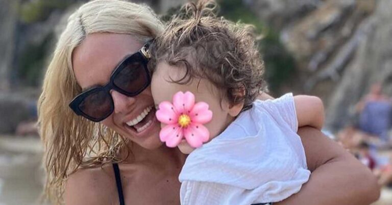 Ελληνίδα παρουσιάστρια έγινε μαμά και δεν αποχωρίζεται ούτε δευτερόλεπτο την κορούλα της