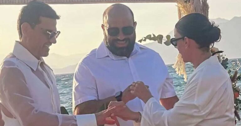 Παντελής Τουτουντζής: Παντρεύτηκε τον σύντροφό του, δίπλα στη θάλασσα με κουμπάρα την Ελένη Φουρέιρα