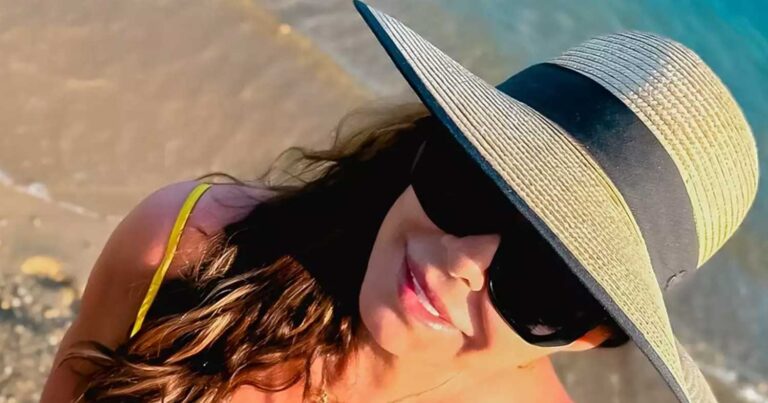 Αγαπημένη Ελληνίδα τραγουδίστρια ποζάρει με κίτρινο μαγιό στα 70 της χρόνια και εντυπωσιάζει