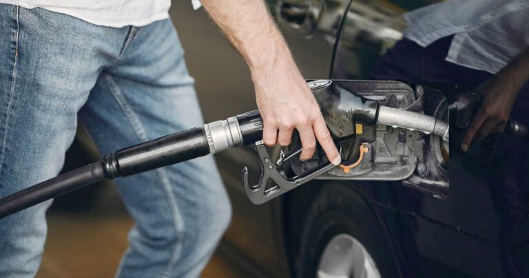 ΑΠΙΣΤΕΥΤΟ: Πόσο θα πέσει η τıμή της βενζίνης