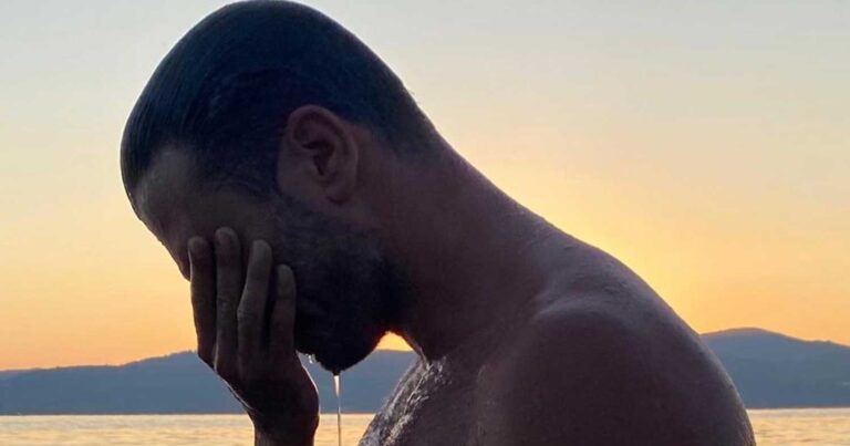 Ίσως ο πιο ωραίος άντρας αυτή τη στιγμή στην Ελλάδα: Είναι πασίγνωστος ηθοποιός και με τις φώτο τις αναστατώνει όλες