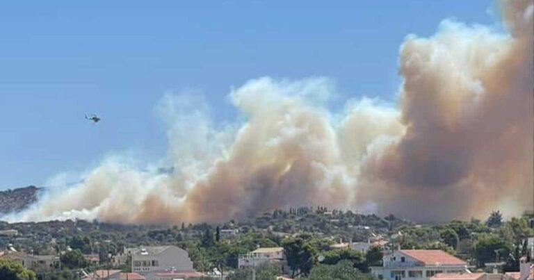 Μεγάλη φωτιά τώρα στην Αττική κοντά σε σπίτια – Ήχησε το 112 – Συναγερμός την Πυροσβεστική