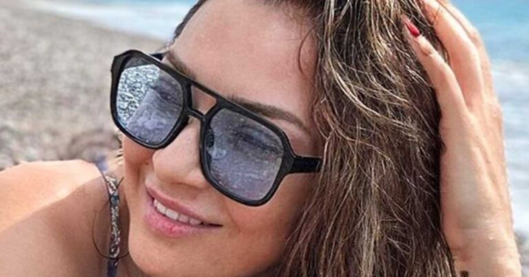 Διάσημη Ελληνίδα τραγουδίστρια ξάπλωσε στα βότσαλα και προκάλεσε ταραχή στον αντρικό πληθυσμό