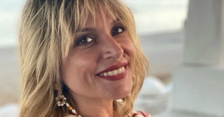 Ελεωνόρα Ζουγανέλη – Με σατέν κιμονό στα καντούνια της Κέρκυρας σαν Γιαπωνέζα