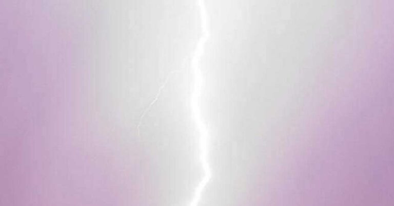 Εντυπωσιακή φωτογραφία από πτώση κεραυνού στα Βασιλικά Θεσσαλονίκης