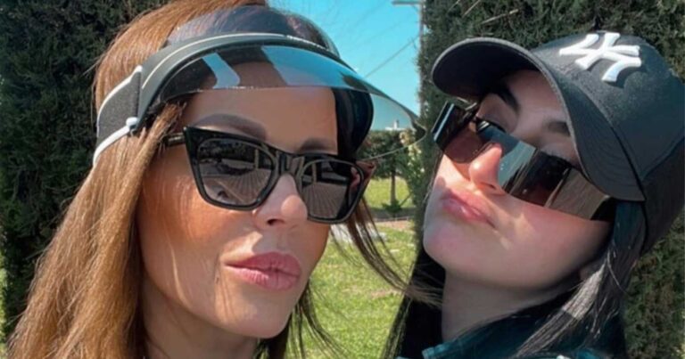 Διάσημη Ελληνίδα μαμά και κόρη ποζάρουν σαν κολλητές και μοιάζουν σαν δυο σταγόνες νερό