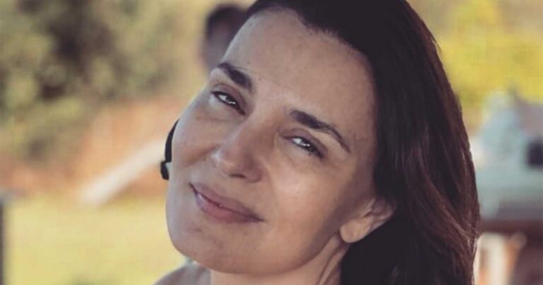 Πιο γοητευτική από ποτέ: Η Μαρία Ναυπλιώτου ποζάρει με μπικίνι στα 55 «κóβοντας» την ανάσα με το καλλίγραμμο σώμα της