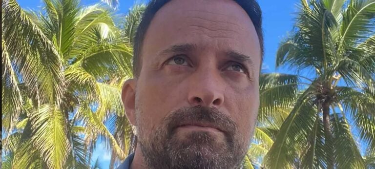 Γιώργος Λιανός: Βίντεο από την παραλία με τα παιδιά του να τραγουδούν Μαρίνα Σάττι