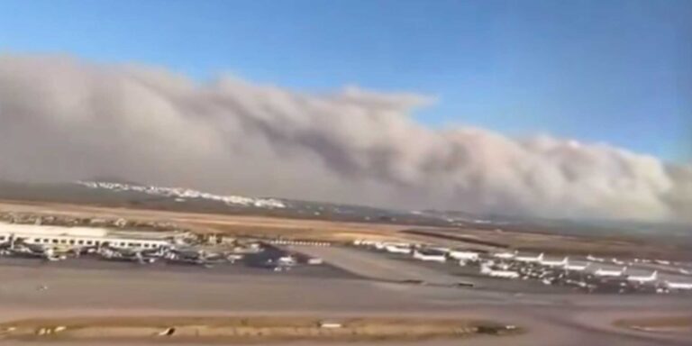 Αδιανόητες εικόνες από την φωτιά στην Αττική –  Δείτε πως φαίνεται το μέτωπο των δεκάδων χιλιομέτρων από αεροσκάφος που απογειώθηκε πριν λίγη ώρα