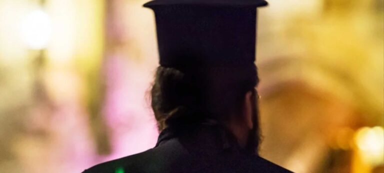 Ιερέας έπεσε με πατίνι πάνω σε πάγκο λαϊκής αγοράς στη Βουλιαγμένη