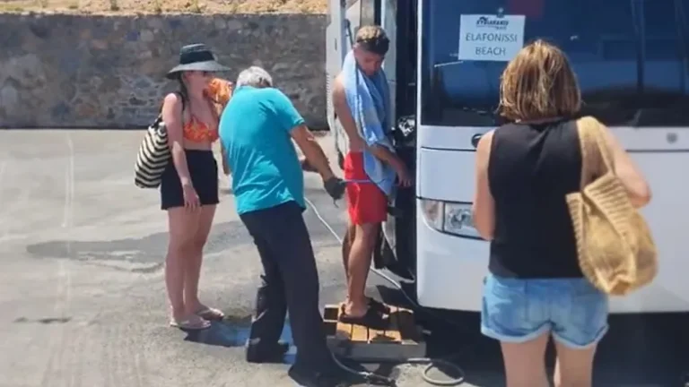 Οδηγός ΚΤΕΛ πλένει με λάστιχο τους τουρίστες πριν επιβιβαστούν στο λεωφορείο του για να μην το λερώσουν