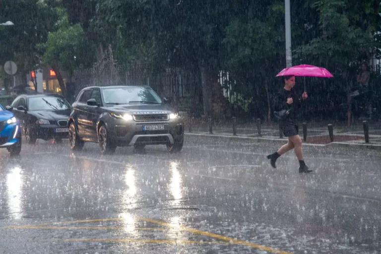 Σφοδρή καταιγίδα χτυπάει τώρα την Αττική – Διακοπές ρεύματος – Ισχυρές βροχοπτώσεις