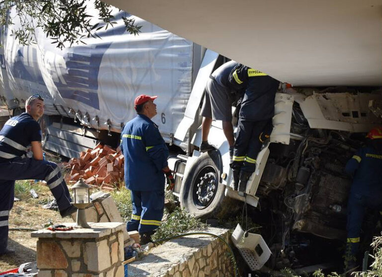 Φορτηγό ξέφυγε από τον δρόμο και «καρφώθηκε» σε σπίτι – Δύο τραυματίες