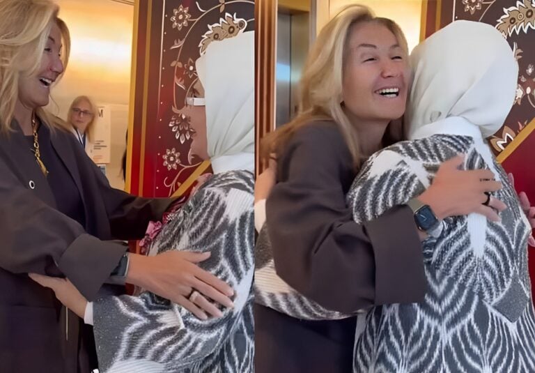 Νέα Υόρκη: Η σφιχτή αγκαλιά της Μαρέβας Μητσοτάκη με την Εμινέ Ερντογάν σε επίδειξη παραδοσιακών οθωμανικών νυφικών