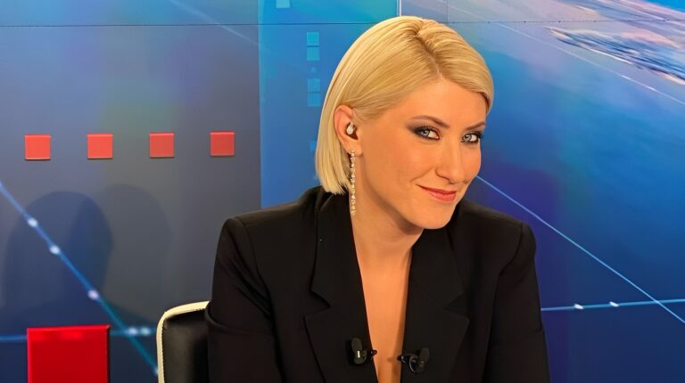 Σία Κοσιώνη: Η εντυπωσιακή εμφάνιση στο Καλλιμάρμαρο με αρχαιοελληνικό φόρεμα και χρυσό τσóκερ