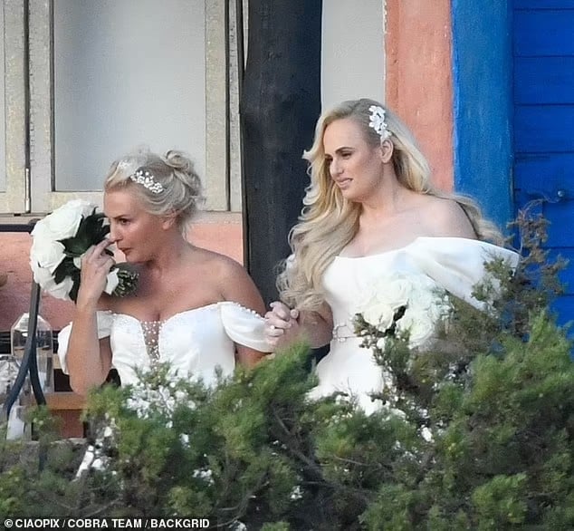 90264137 13906665 the pair looked delighted as they celebrated their big day with m 39 1727690009236