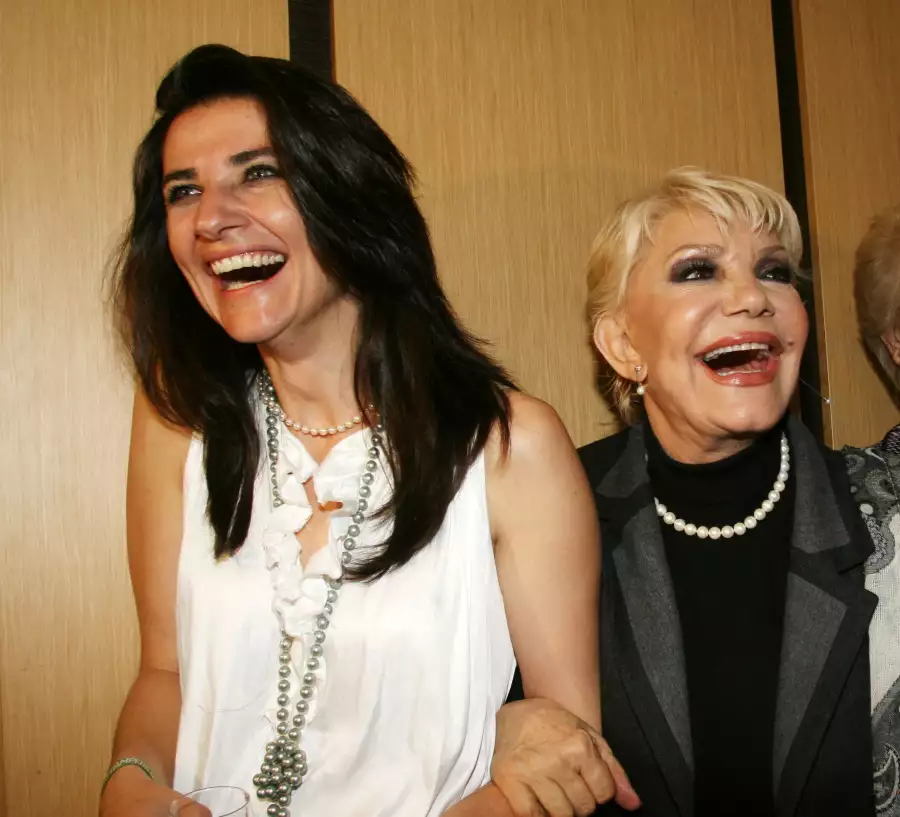 arinela me tin kori tis tzortzina serpieri kai tin aderfi tis loyla 16042010