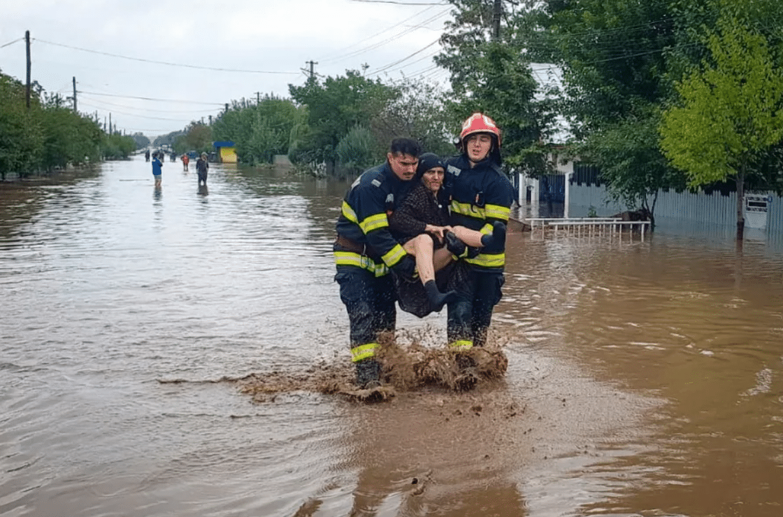EKTAKTO: Πνίγει κόσμο η κακοκαιρία «Μπόρις» – Τουλάχιστον 9 νεκροί, απόκοσμες εικόνες και σκηνές αποκάλυψης 3 ektakto 9 1