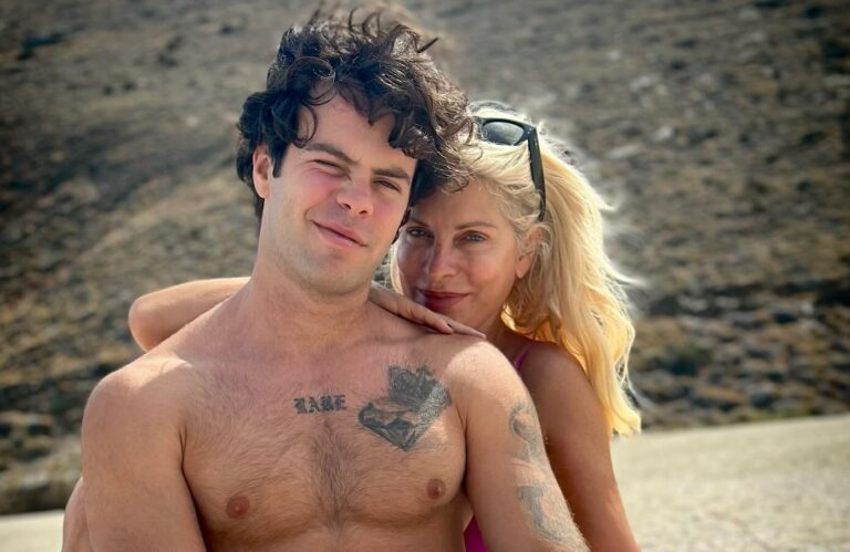 Ελένη Μενεγάκη: Τρυφερές στιγμές με τον γιο της Άγγελο Λάτσιο στην παραλία