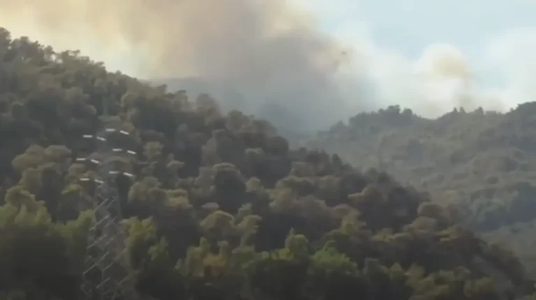 Ανεξέλεγκτη η Mεγάλη φωτιά ΤΩΡΑ – Απομακρύνονται κάτοικοι – Εκκενώνονται περιοχές – Έκτακτη σύσκεψη
