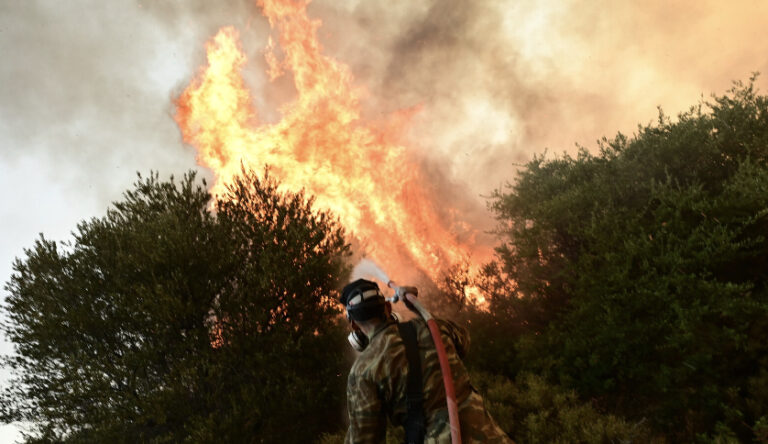 ΕΚΤΑΚΤΟ – Μεγάλη φωτιά ΤΩΡΑ – Στη μάχη και εναέρια
