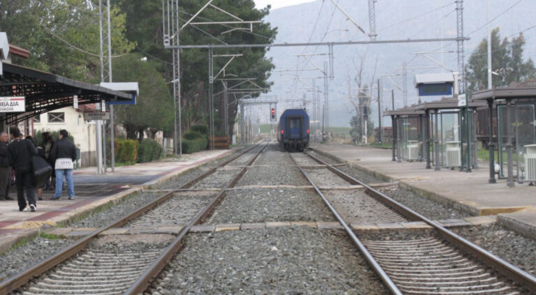 Σοκαριστικό περιστατικό στη Λιβαδειά: Τρένο έσερνε γυναίκα που πιάστηκε στις πόρτες