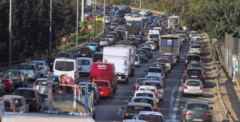 Τροχαίο με σύγκρουση 4 οχημάτων στη Μεσογείων – Καθυστερήσεις στο ρεύμα προς Αθήνα