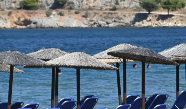 Επιτρέπεται και πάλι το κολύμπι στις παραλίες του Βόλου – Πεντακάθαρα τα νερά μετά τα νεκρά ψάρια στον Παγασητικό