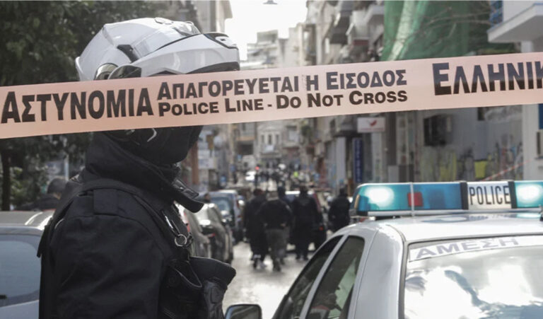 Άνδρας απειλεί να ανατινάξει τετράγωνο στην Αχαρνών – Έχει βγει σε μπαλκόνι και κρατάει μπουκάλα υγραερίου