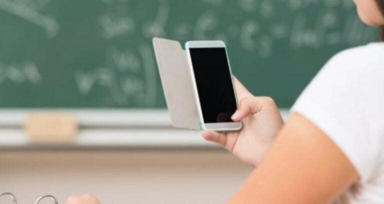 Σχολεία: 800 μονοήμερες αποβολές για κινητό σε μαθητές μέσα σε δυο εβδομάδες