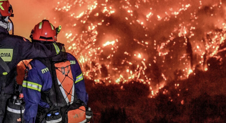 Φωτιά στο Ξυλόκαστρο – Δύο νεκροί: «Ήταν οι αγνοούμενοι, ανέβηκαν να δείξουν στους πυροσβέστες πού να πάνε»