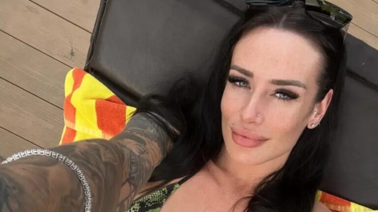 «Είμαι σuνοδός πολυτελείας και μου δίνουν 1.300 εuρώ μόνο για να συζητήσουν μαζί μου»