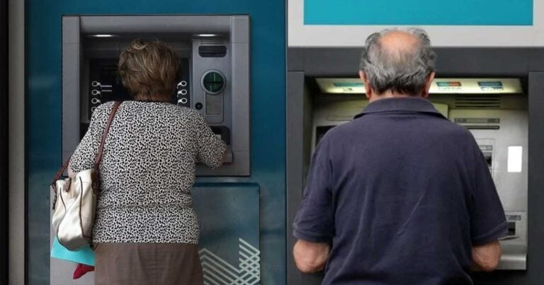 «Βóμβα» στις συντάξεις – Απώλειες έως 22% λόγω κρατήσεων