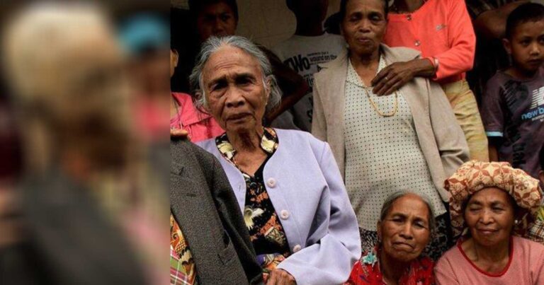 Απίστευτο: Φυλή στην Ινδονησία κάνει εκταφή νεκρών για να τους περιποιηθεί