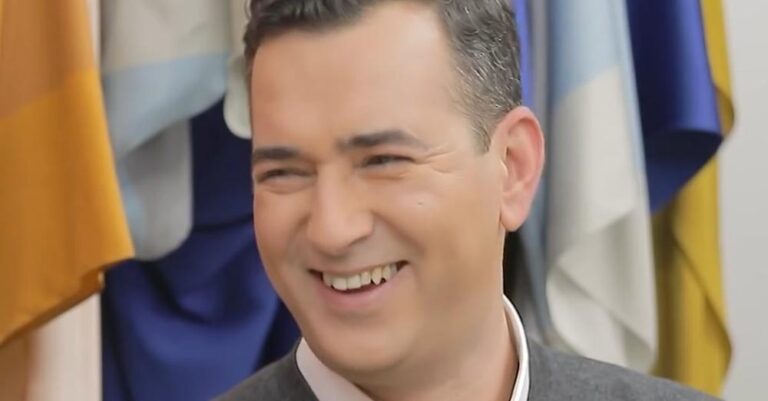 Άγγελος Μπράτης: «Δε θέλω ο σύντροφός μου να έχει ξυρισμένες γάμπες, μου αρέσουν οι τρίχες»