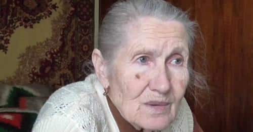 Ο γιος και η νύφη έβγαλαν τη γριά μητέρα τους έξω στο κρύο. Πριν πεθάνει, κατάφερε να εξασφαλίσει ότι θα είναι ερωτευμένοι για το υπόλοιπο της ζωής τους