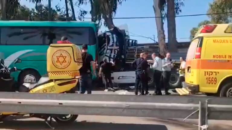 Ισραήλ: Φορτηγό έπεσε σε στάση λεωφορείου, γεμάτη κόσμο – Πανικός, ουρλιαχτά και ασθενοφόρα στο σημείο