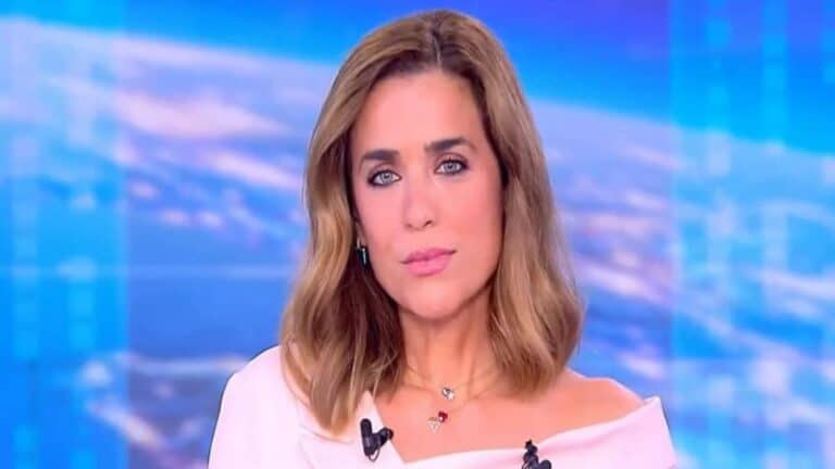 Αποκαλυπτικές φωτογραφίες στην παραλία – Η Εύα Αντωνοπούλου με σέξι μαγιό