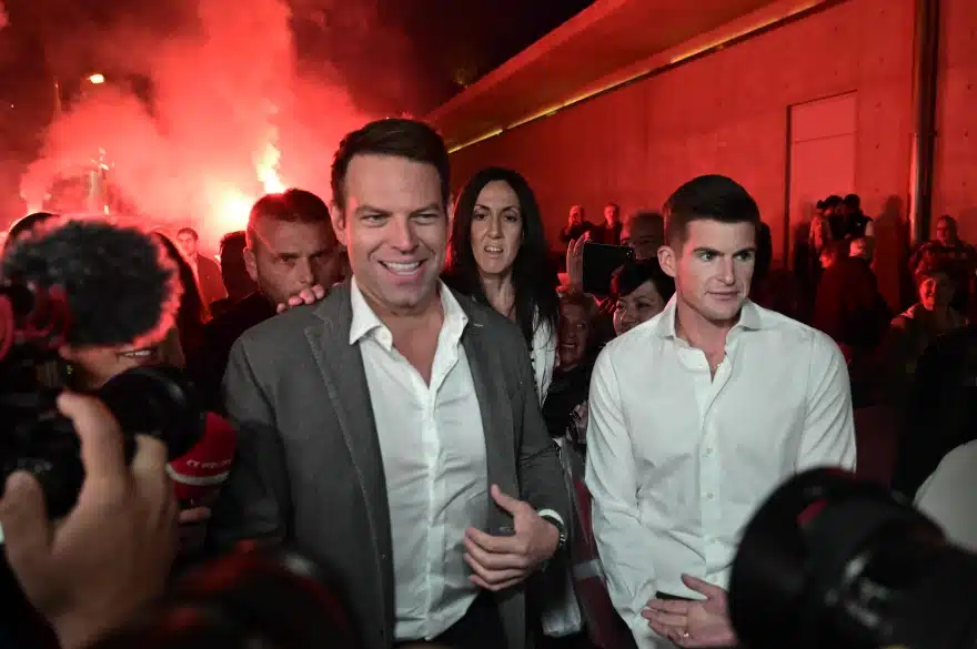 Υποδοχή παγκόσμιου σταρ του ποδοσφαίρου στον Στέφανο Κασσελάκη: Καπνογόνα, συνθήματα και... ύμνος του ΕΑΜ 6 6350503