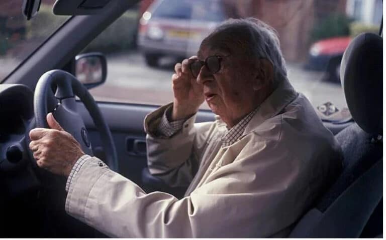 Τέλος η οδήγηση για τους 70χρονους: Τι προβλέπεται μετά την μεγάλη αλλαγή που έρχεται στα διπλώματα