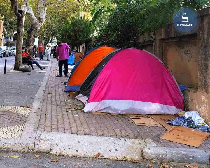 Ρόδος: Eκατοντάδες μετανάστες έχουν στήσει σκηνές στους δρόμους 1 e2ff1b36434d51f20c69fdd492b48d24 b