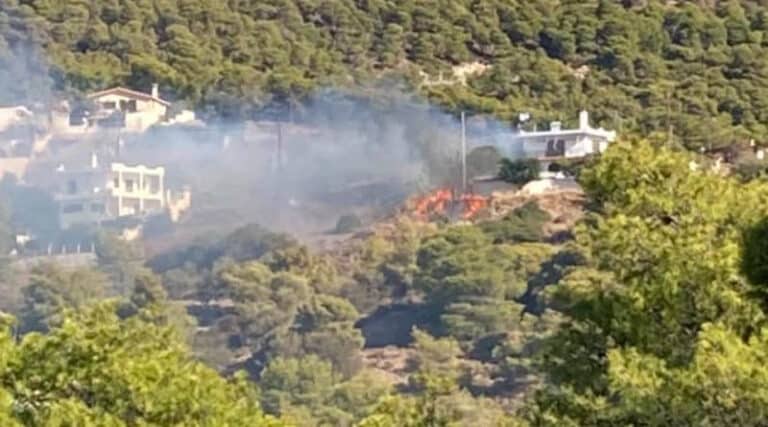 ΕΚΤΑΚΤΟ – Φωτιά ΤΩΡΑ στην Αττική δίπλα σε σπίτια – Συναγερμός στην Πυροσβεστική