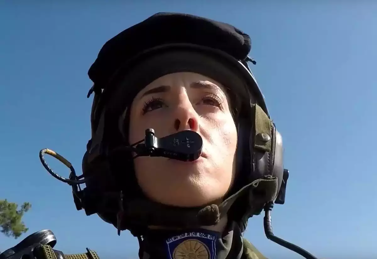 Παρέλαση 28ης Οκτωβρίου: Η εντυπωσιακή χειρίστρια άρματος που έκλεψε τα βλέμματα με την ομορφιά της 1 ginaikatank