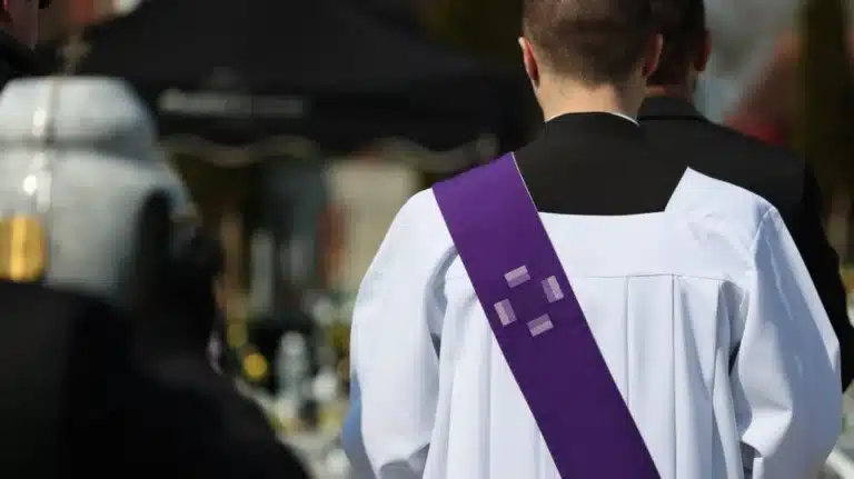 Ιερείς της Καθολική Εκκλησία Ελλάδος έκλεβαν τα ταμεία και «ξέπλεναν» εκατομμύρια στα μπουζούκια