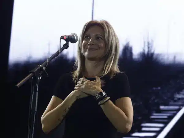 «Δεν θα ξεχάσουμε ποτέ» H Μαρία Καρυστιανού έκανε παρέμβαση στη συναυλία για τα Τέμπη 17 maria karystianoy synaylia.jpg