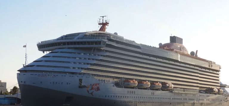 Βγήκε όλος ο Πειραιάς στα μπαλκόνια και το θαύμαζε: Έδεσε για πρώτη φορά στο Λιμάνι το «διαμάντι» των Ωκεανών