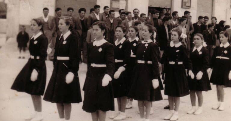 Σχολείο ετοιμάζεται να επαναφέρει τη σχολική στολή μετά από 42 χρόνια