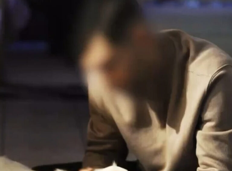 Βόλος: Αγκαλιά με σκυλιά φωτογραφιζόταν ο 31χρονος που σκóτωνε αδέσποτα – «Πέφτω απ’ τα σύννεφα» λέει φίλη του