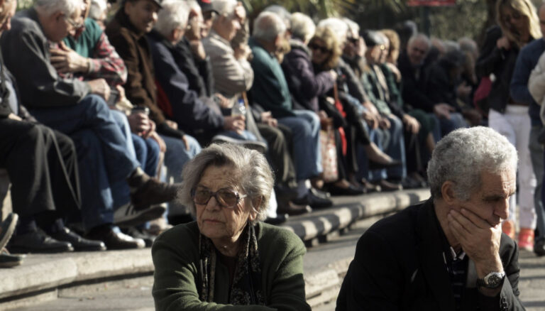 Άσχημα νέα για 930.000 συνταξιούχους
